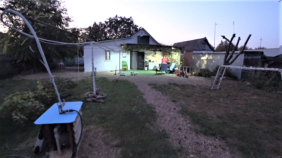 Газовые трубы идут к дому прямо по центру нашего участка. И мы не единственные с таким газопроводом. В нашей станице так у многих. 