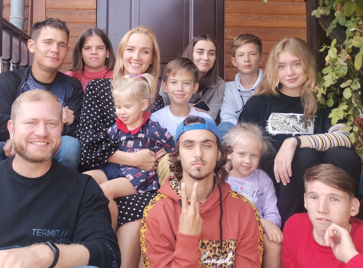 «Они все называют меня мамой». На этом фото Мария с мужем, пятью кровными детьми, четырьмя, находящимися под опекой, и одной приемной дочкой.