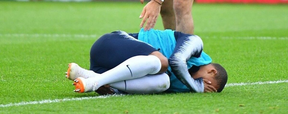 Травматизм на тренировках и как его избежать 
 
От травм страдают не только профессиональные спортсмены, но и любители, то есть простые люди, которые любят бегать, кататься на велосипеде, тренировать свое тело другим образом. Вероятность получить травму существенно снижается при получении хорошей физической подготовки. При одних и тех же обстоятельствах неподготовленный человек получит разрыв связок, а спортсмен отделается легким растяжением. В первом случае на восстановление ушло бы несколько месяцев, а во втором к тренировкам можно будет вернуться уже через неделю. 
 
Предупрежден – вооружен 
В профессиональном и любительском спорте большинство травм не случайно, а закономерно. Рассматриваются две категории риска получения травмы – внутренние и внешние. Внутренними факторами считают возраст и особенности строения тела человека, наличие травм в прошлом, неспособность к быстрому восстановлению после занятия, недостаток сил и дисбаланс между противоположными мышцами, к примеру, когда передняя поверхность бедра развита неплохо, а задняя поверхность бедра отстает. Внешние факторы травматизма – это нарушение правил экипировки и техники безопасности, неправильно питание и обезвоживание, отсутствие разминки, неправильно выбранная продолжительность и интенсивность тренинга, к таковым относят даже погодные условия. 
 
От природы тело человека создано таким образом, что оно должно работать правильно, но со временем образ жизни берет свое. Неправильные двигательные привычки начинаются с детства, именно тогда у большинства людей портится осанка, ситуация усугубляется сидячей работой, и к зрелому возрасту человек получает искривление позвоночника. Это повышает риск получить травму, человек привыкает к перекрученному положению тазобедренного сустава, начинает регулярно ощущать боли в спине и ногах. 
 
Наиболее подвержены травмам самые крупные суставы, ведь на них приходится основная нагрузка, это спина, плечи, колени и голеностопы. 
 
Поэтому рекомендуется начинать профилактику травм с планомерного развития мышц кора, мышцы спины и пресса являются центральными для большинства движений и берут на себя большую нагрузку. 
 
В большинстве спортивных заведений сейчас практикуется фитнес-тестирование перед началом тренировок, его задачей является выявление проблем и выбор упражнений для их устранения. Выполнять корректирующие упражнения нужно 2-3 раза в неделю, это намного безопаснее, чем сразу же бросать все силы на беговую дорожку, вместо похудения такое поведение принесет травмы. Перед любой тренировкой трезво оценивайте свое состояние, научитесь распознавать потребности своего организма. Если вы пришли в зал после напряженного рабочего дня и чувствуете слабость, то скорей всего ваше тело нуждается в восстановлении, а не в нагрузках. Тренировки в таком состоянии в разы повышают риск травмировать себя. Тело должно получать нагрузки в соответствии со своим состоянием. 
 
Далее представлены базовые упражнения, они подойдут для человека с минимальной физической подготовкой и будут уместны при любом виде спорта. Делайте эти упражнения в самом начале тренировки трижды в неделю, тогда вы увеличите силу мышц кора и заставите свою нервно-мышечную систему работать правильно. Развитие мышц кора гарантирует вам правильно положение тела во время любой тренировки, шанс того, что выполнение упражнения из основной тренировки приведет к травме, существенно уменьшится. 
 
Планка во фронтальной плоскости 
Встаньте в планку с опорой на предплечья, втяните живот в себя, немного подкрутите ягодицы. Туловище и ноги должны стать единой прямой линией без перегибов, плечи должны находиться над локтями, без смещений. Проведите в этом положении 20 секунд, затем поднимите ногу назад, положение таза при этом остается неизменным. Опустите рабочую ногу и поднимите другую ногу, выполните по 12 подъемов для каждой ноги. Далее нужно подключать к работе корпус, плавно опускайте и поднимайте его за счет усилия плечевых суставов, таз по-прежнему не двигается с места, повторите 5-6 раз. 
 
Планка в боковой плоскости 
Выполняется лежа на боку, разместите локоть под плечом и поднимите корпус. Та нога, что находится ниже, должна быть согнута, верхняя нога должна оставаться прямой. Выдержите 20 секунд после подъема корпуса, затем опуститесь вниз, перевернитесь и сделайте упражнение на другую руку. 
 
Мостик 
Лежа на спине согните ноги в коленах, чтобы стопы устойчиво стояли на полу. Выпрямите и поднимите левую ногу, чтобы колени касались друг друга, затем поднимите таз и задержитесь в этом положении на 20 секунд. Опустите таз вниз, поставьте левую ногу на пол и выполните то же самое для правой ноги. 
 
Перекаты на фитболе 
Стоя на коленях расположите перед собой фитбол, положите на него локти. Медленно выпрямляйте перед собой руки и корпусом продвигайте мяч вперед. Ягодицы на должны двигаться с места, спина остается прямой. Верните мяч на исходную позицию и повторите упражнение еще 7 раз. Если вы желаете усилить нагрузку, то делайте данное упражнение с опорой на прямые ноги. 
 
Выпады с медболом 
Исходное положение – стоя с медболом в руках так, чтобы мяч располагался в области живота, для этого придется слегка согнуть локти. Сделайте шаг назад и одновременно согните колени, колено передней ноги должно образовать прямой угол, оно не должно пересекать линию носка. Вернитесь в исходное положение. На каждую ногу сделайте два подхода по восемь выпадов, для усиления нагрузки можно добавить повороты корпуса в стороны. 
 
Приседание на неустойчивой поверхности с отведением ноги 
В качестве неустойчивой поверхности используйте коврик или полотенце, постелите его на пол и встаньте на него одной ногой. Вторая нога не должна касаться пола, она находится на весу. Чуть согните стоящую ногу, вторую вынесите вперед, спина при этом должна оставаться прямой. Вернитесь в исходное положение и еще раз присядьте, на этот раз вынося ногу в сторону, повторите еще раз с выносом ноги назад. Выполните восемь таких циклов для каждой ноги. 
 
Ласточка при отягощении 
В качестве отягощения возьмите в руки мяч или бутылку воды. Встаньте прямо и сделайте наклон корпуса вперед, в это время одна из ног должна оторваться от пола. Тянитесь мячом до пола, поднимая ногу вверх, дойдите до положения, когда нога станет ровной линией со спиной. Вернитесь в исходное положение и поменяйте ногу, сделайте по восемь упражнений для каждой ноги.