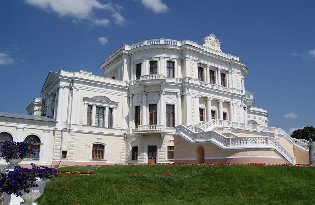 Уникальный памятник дворцово-паркового искусства находится близ села Ивановского Рыльского района Курской области. 