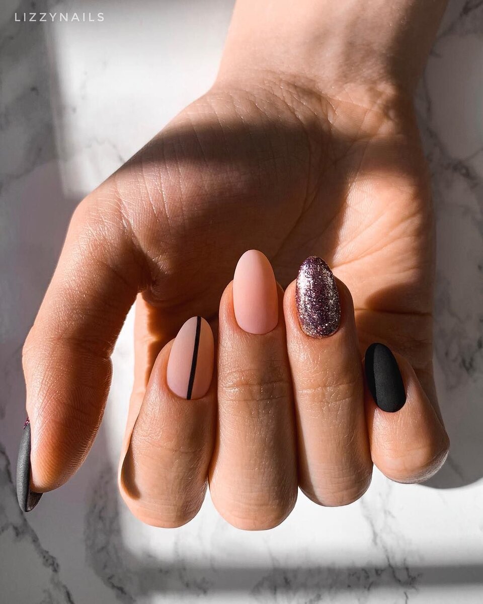 С недавнего времени стали очень популярен маникюр с матовым покрытием. И вы наверное не раз замечали что в маникюрах  добавляют полоски гарезантальные или вертикальные. И очень многие которые делают маникюр стали любить сочитание чёрного с розовым. И я замечала что розовый может быть любого оттенка. И этот маникюр подойдёт к платью на вечеринку так и в деловом костюме на роботу в офис.