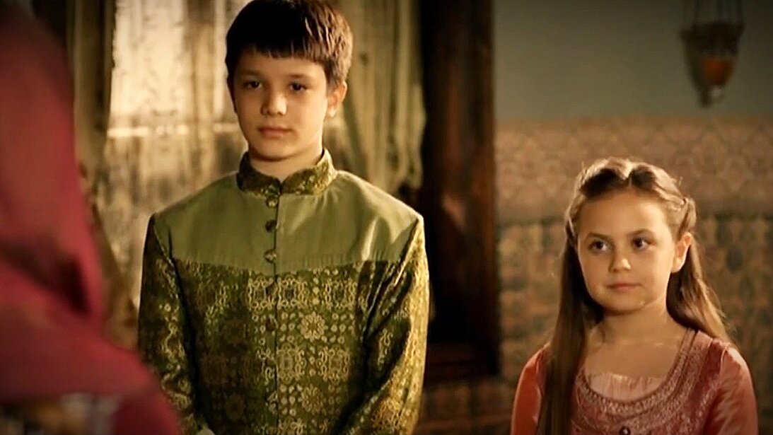 Скрин из сериала в обработке автора. Дружные брат и сестра