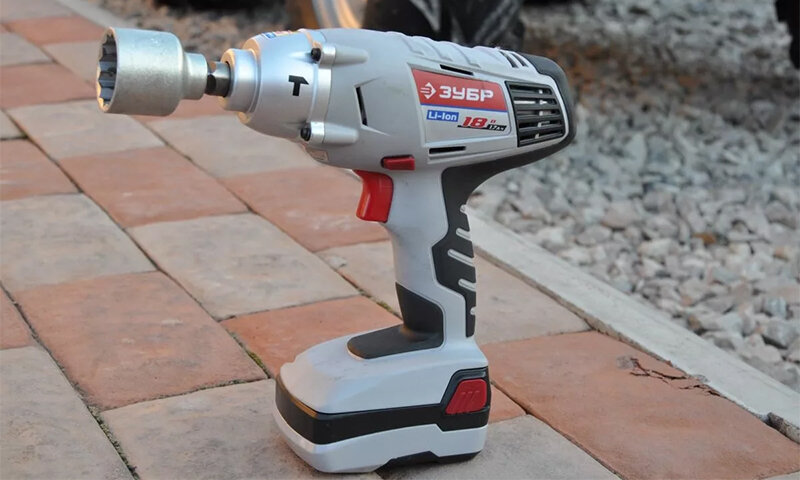 Гайковерт марки "ЗУБР".