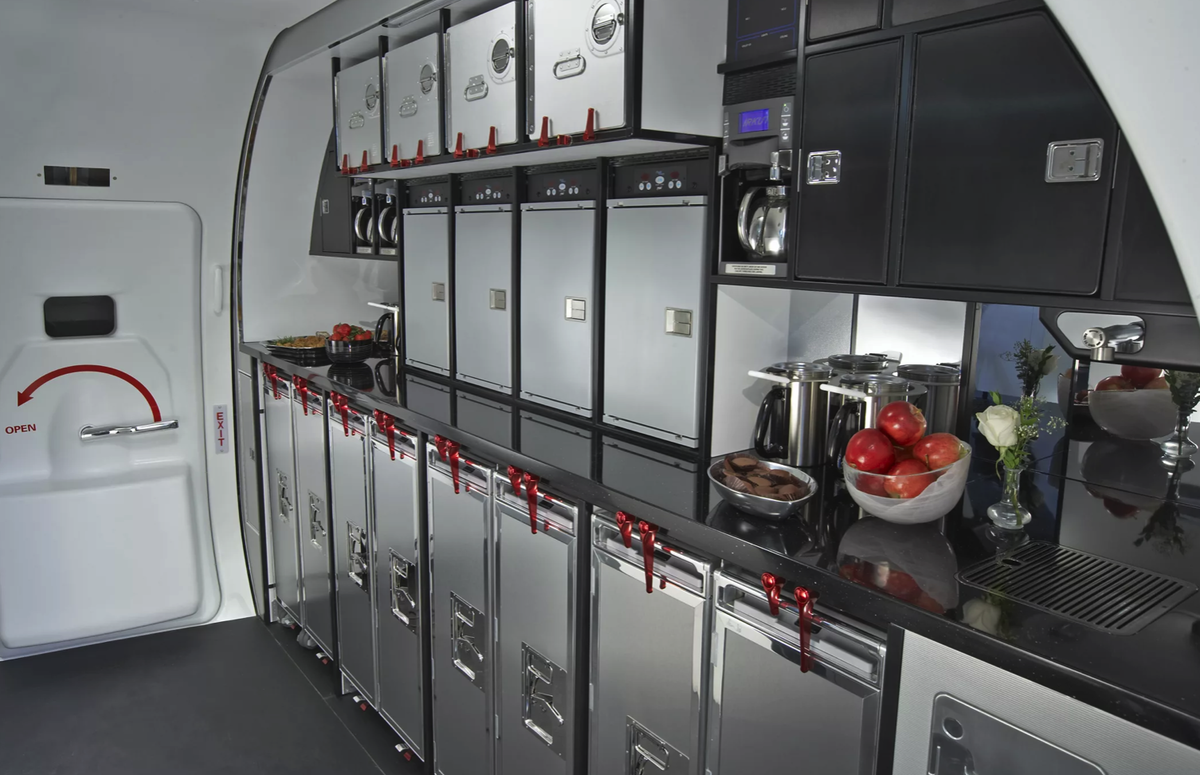 Экипаж мс-21. Bombardier cs900 концепт. Кухня в частном самолете. Бортовая кухня боинг 777. Оборудование самолета мс-21.