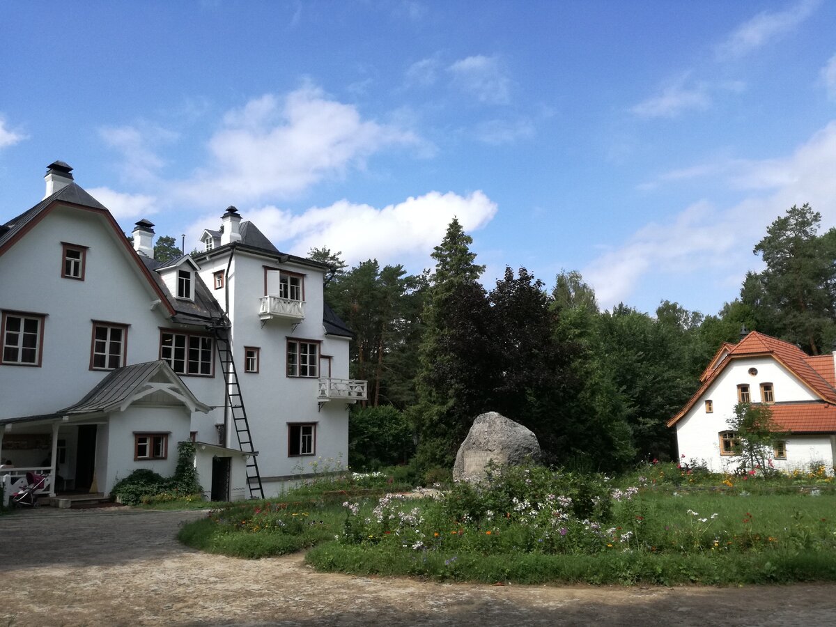 Большой дом и Аббатство в Поленово. Фото автора