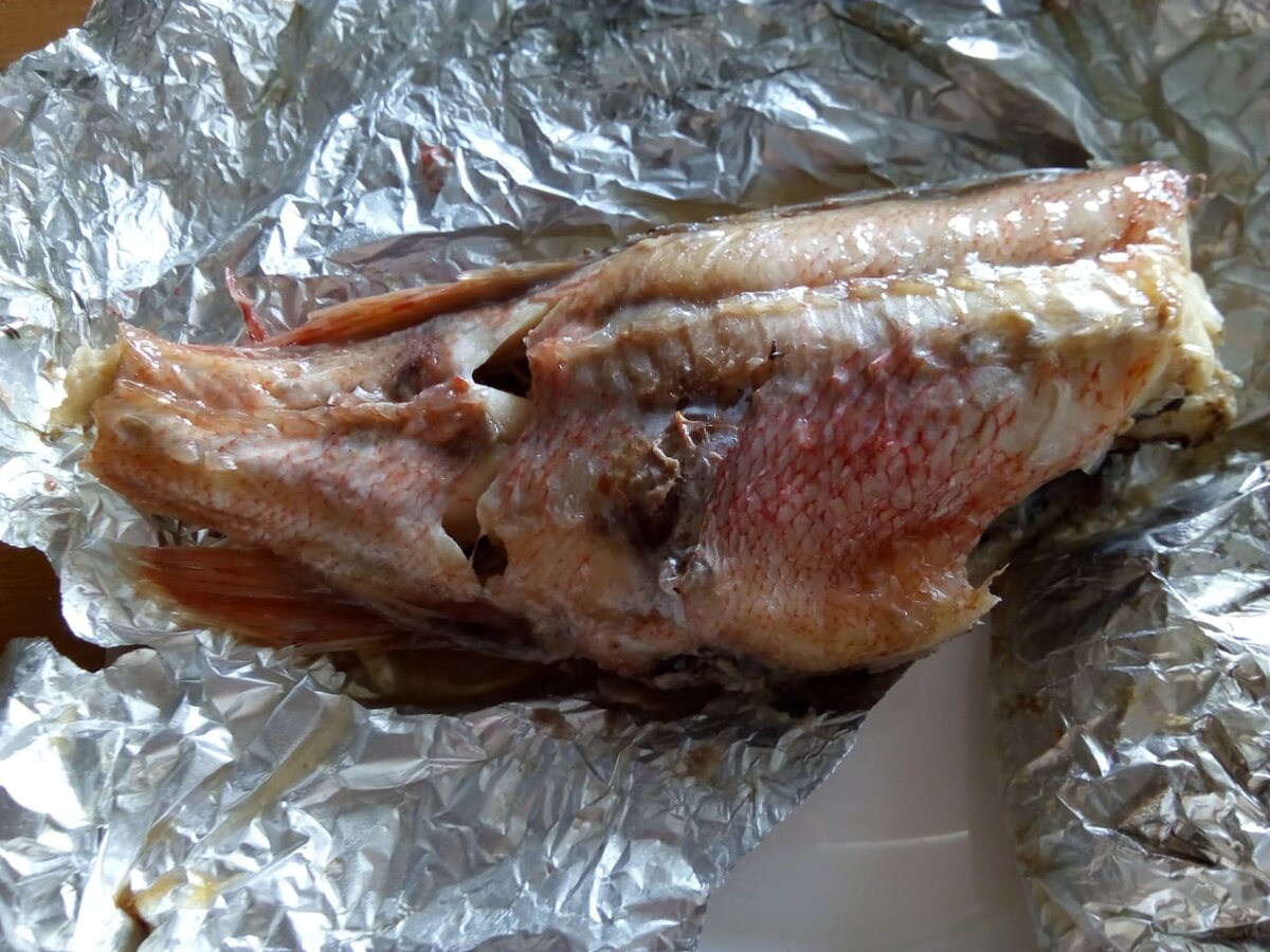 Морской окунь, запечённый в фольге