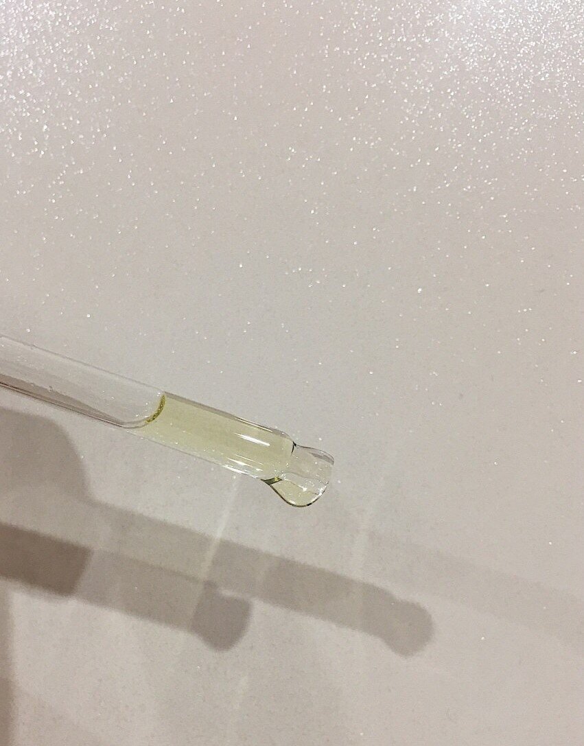 Непрозрачная, цвета шампанского сыворотка-начало процесса окисления.