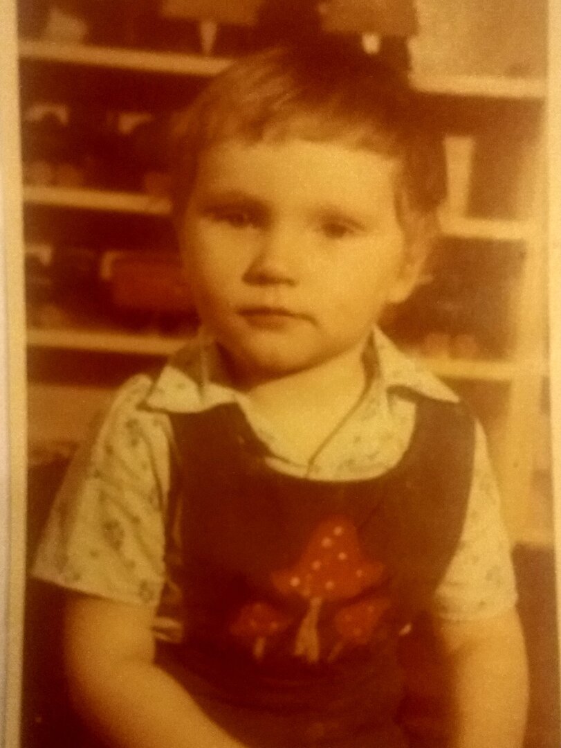 Детство ! Как много вложено в это слово . Первые шаги , первые достижения первые падения , первая любовь , детский сад , школа и много много всего интересного ).  
И у меня как и у всех есть много различных воспоминаний из детства смешных и грустных. В детстве меня родители называли в шутку ХИТРЫЙ ЖУК ! 

Когда на стол в праздники выкладывались угощения для гостей я всегда выбирал самые вкусные явства и если родители не разрешали брать какую то вкусную конфету я садился в уголок делал грустный вид и разыгрывал своих родных тем что мне плохо !


Родители начинали хлопотать беспокоиться что со мной , спрашивали что болит . А я им в ответ выпаливал ,, А конфету дадите ? " Отец тут же смеясь говорил ,, У ты , Хитрый жук ! " и с улыбкой вручал мне конфету и я довольный убегал в соседнюю комнату! 

Однажды в детском садике воспитатель задала мне вопрос ,, Женя , а как тебя дома мама с папой называют ? " Я не долго думая крикнул ,, Талакан !" И побежал играть с друзьями в машинки  !