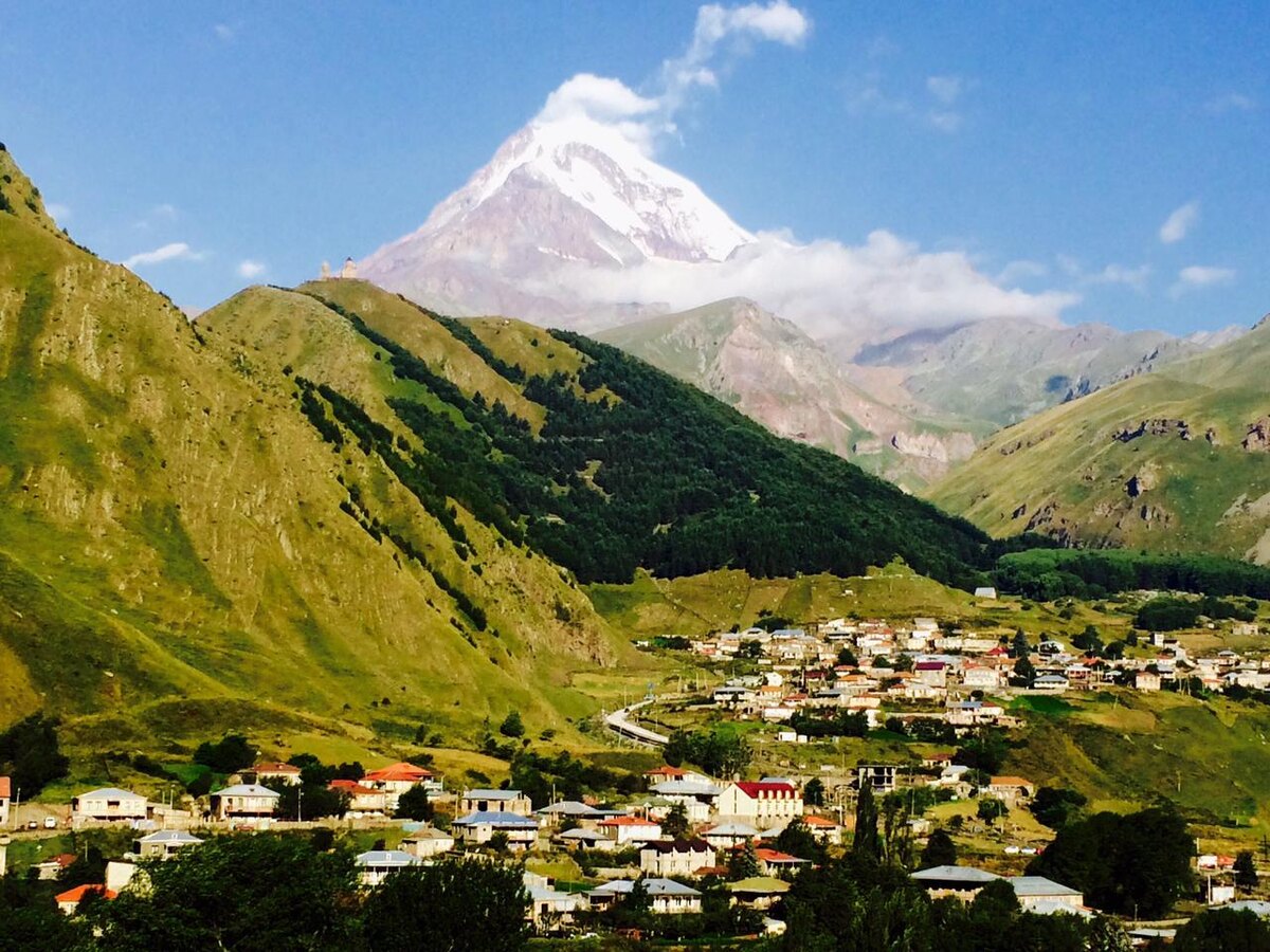 Поселок Степанцминда. Гора Казбек.