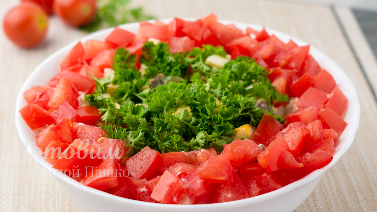 Салат с куриными сердечками, пекинской капустой, помидором и зелёным горошком