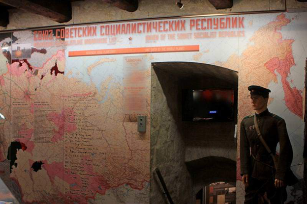 Музей оккупации. Есть раздел о Германии, но главная часть – СССР: у входа – постовой НКВД, дальше – подвал, застенок, палачи…