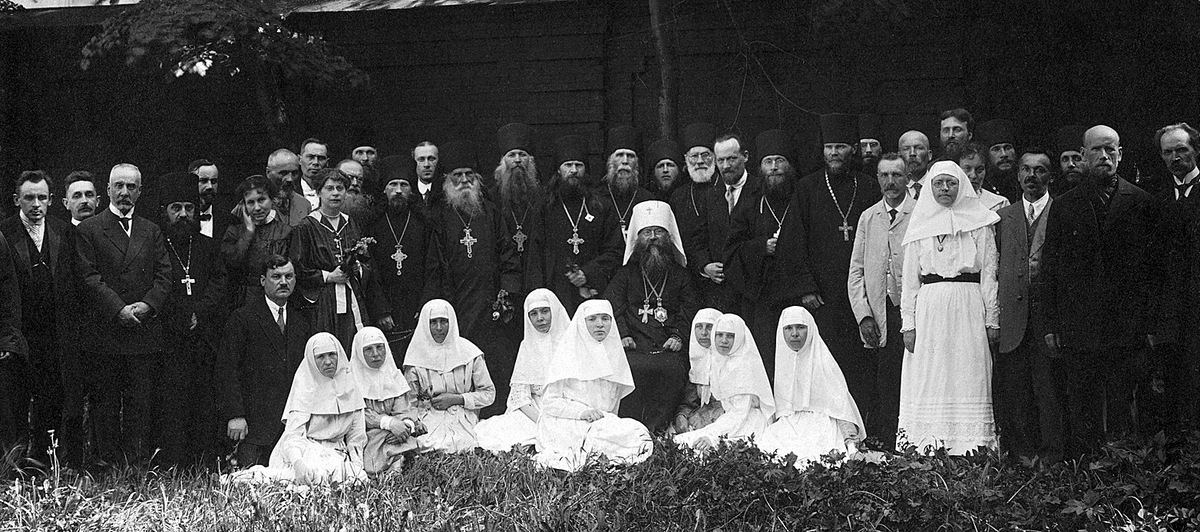 Александро-Невская лавра. Члены Приходского совета. В центре — митрополит Вениамин. Второй слева от него — наместник лавры архимандрит Николай (Ярушевич). Третий справа — иеромонах Иннокентий (Тихонов), пятый справа — иеромонах Гурий. Петроград. 17 мая 1920 г.Александро-Невская лавра. Члены Приходского совета. В центре — митрополит Вениамин. Второй слева от него — наместник лавры архимандрит Николай (Ярушевич). Третий справа — иеромонах Иннокентий (Тихонов), пятый справа — иеромонах Гурий. Петроград. 17 мая 1920 г.