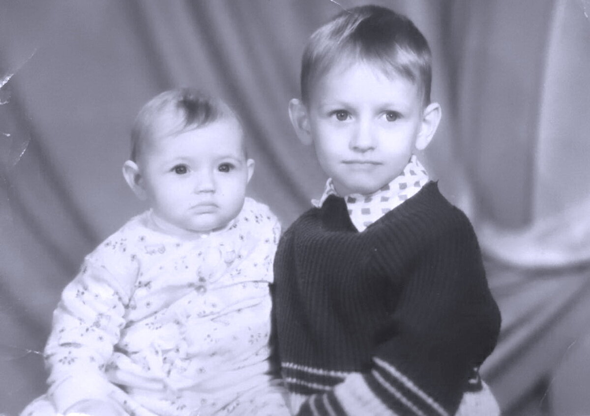 Алик с сестрой