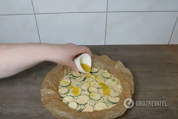Тесто с кабачками поливаем оливковым маслом