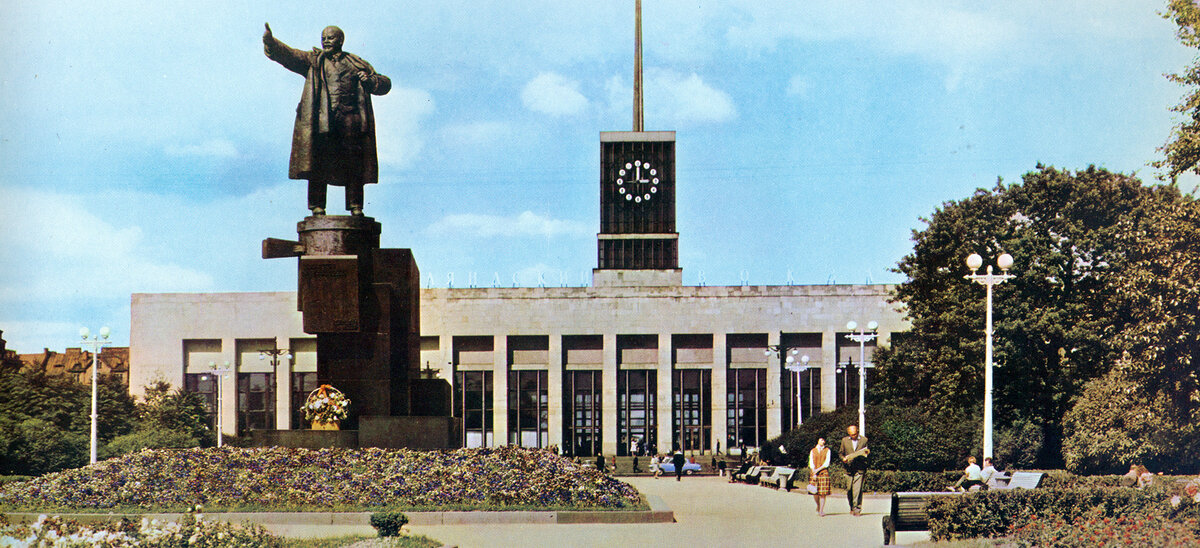 02. Памятник В. И. Ленину на площади Ленина.