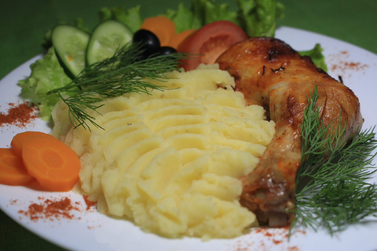 Рецепт блюда Курица по-строгановски с картофельным пюре по шагам с фото и временем приготовления