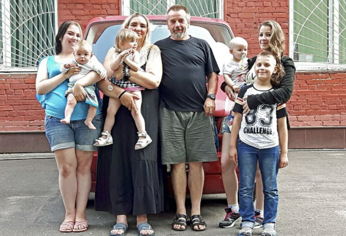 Доминик грисбах. Многодетные из глубинки. Многодетная семья из фрг. Семья грисбах из германии. Многодетная семья из фрг.