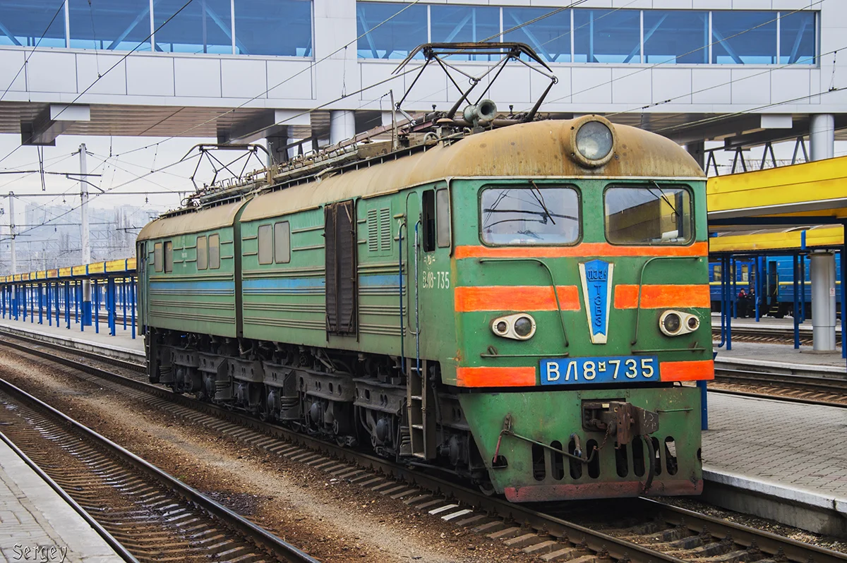 ВЛ8 приписки УЗ, очень интересное фото, Симферополь, 20.01.2014 года, фактически в преддверии крымской весны и последующих событий, электровоз ныне отставлен, а в 2015 году еще водил составы, фото с сайта http://www.train-photo.ru/, автор sergey62