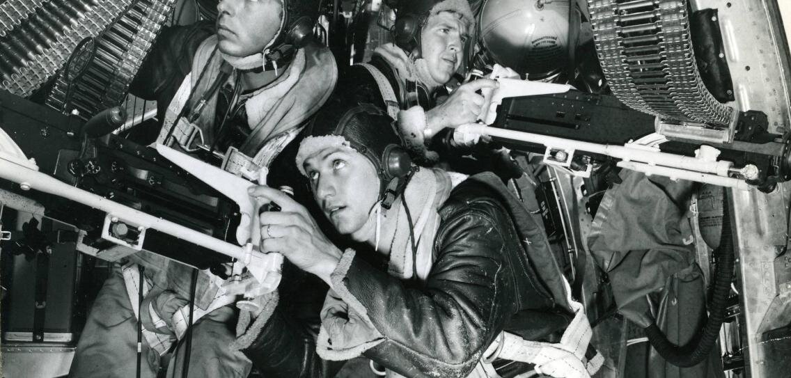 Новобранцы тренируются с бортовым вооружением.