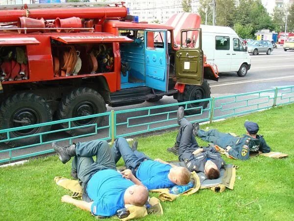 Сон пожарники. Уставший пожарный. Сон пожарники. Сон пожарники. Сон пожарники.
