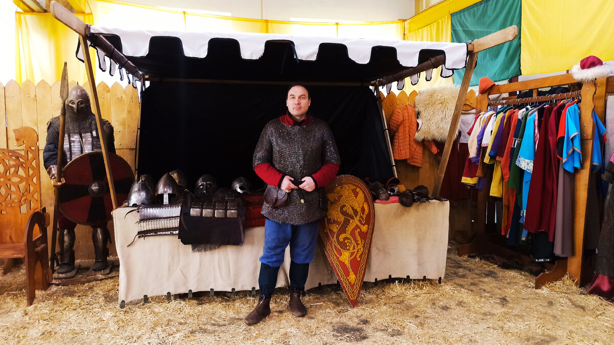 Такой витязь встречает гостей.