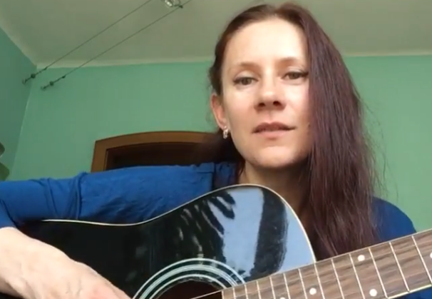 Der Dichter : Mikhail Isakovsky
Der Musiker: Isaak Dunajewski. 
Wie du einst warst,  so bist du es geblieben,

Wie du einst warst, so bist du es geblieben,
Ein  Steppenadler, rasch und frei.
Warum begegnest du mir jetzt wieder?
Warum muss ich unruhig sein?

Wer soll Verluste  jetzt ermessen?
Muss nur ich  beschuldigt  sein?
Ist meine Schuld, dass  ich  dich nicht vergesse?
Mein Hitzkopf, ich war immer dein.

Mein Schicksal ist mit deinem Schicksal 
Noch nicht verbunden. Leider, nicht!
Doch in dem Krieg , ich sag es dir diesmal,
War ich am Leben nur für dich!

 Ich hab' auf dich im Krieg gewartet,
Daß du zurück zu Hause kommst.
Und bitter sind die Vorwürfe  und Streite,
Mit denen du die Liebe lohnst. .

Und deine Kränkung und dein Kummer
Bedeuten nichts, sei nur nicht blind!
Sieh, Sturkopf, an, mein Herz ist jetzt , wie immer,
Zu dir offen, dir bestimmt.

Doch du bemerkst nicht meine Liebe.
Du fliegst , mein Adler,  weg , weitfern.
Wie einst du warst, so bist du es geblieben-
Deswegen hab' ich dich so gern.

Deutsche Nachdichtung:
 Leonid Kust.
*********************************
Музыка: Исаак Дунаевский.
Стихи: Михаил Исаковский.

Каким ты был, таким остался,
Орел степной, казак лихой...
Зачем ты снова повстречался,
Зачем нарушил мой покой?

Зачем опять в своих утратах
Меня ты хочешь обвинить?
В одном я только виновата,
Что нету сил тебя забыть.

Свою судьбу с твоей судьбою
Пускай связать я не могла,
Но я жила одним тобою,
Я всю войну тебя ждала.

Ждала, когда наступят сроки,
Когда вернешься ты домой,
И горьки мне твои упреки,
Горячий мой, упрямый мой.

Твоя печаль ,твоя обида
Твоя тревога ни к чему
Смотри  душа моя открыта
Тебе открыта одному

Но ты взглянуть не догадался,
Умчался вдаль, казак лихой...
Каким ты был, таким остался,
А ты и дорог мне такой.




