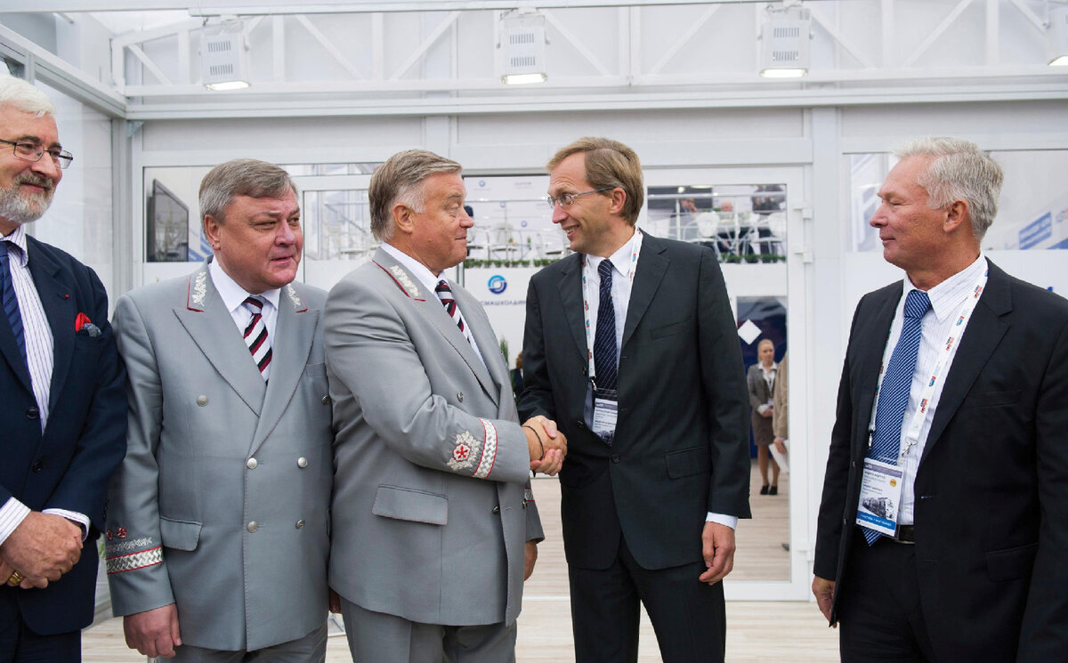 НА СОВМЕСТНОМ СТЕНДЕ ТМХ И ALSTOM СЛЕВА НА ПРАВО: СТАРШИЙ ВИЦЕ-ПРЕЗИДЕНТ ОАО "РЖД" В.А. ГАПАНОВИЧ, ПРЕЗИДЕНТ ОАО "РЖД" В.И. ЯКУНИН, ПРЕЗИДЕНТ ALSTOM TRANSPORT А. ПУПАР-ЛАФАРЖ И ГЕНЕРАЛЬНЫЙ ДИРЕКТОР ТМХ А.А. АНДРЕЕВ. Г. ЩЕРБИНКА, СЕНТЯБРЬ