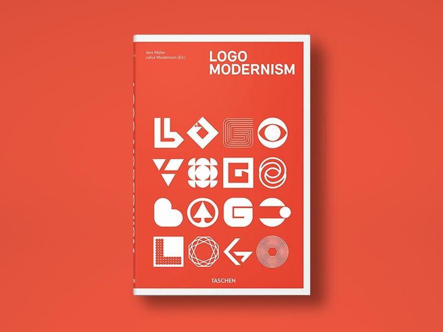 Modern influence. интернет маркетинг. группа людей за столом. креативный маркетинг. зависимость от компьютера.