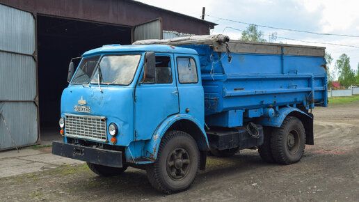 Самосвал МАЗ-5549 с двигателем ЯМЗ-238 / An old Soviet MAZ-5549 truck.