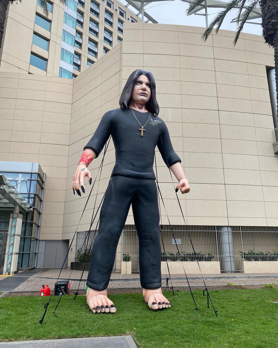 Появление Оззи на "Комик-Коне" было обставлено, как и полагается для звезды его ранга: с гигантской ростовой куклой на входе. Фото: twitter.com/ozzyosbourne