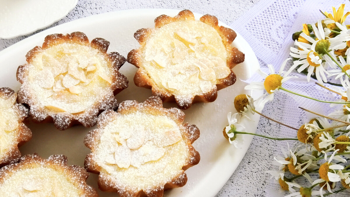 Песочные корзиночки с кремом из белого шоколада и маскарпоне со свежими ягодами