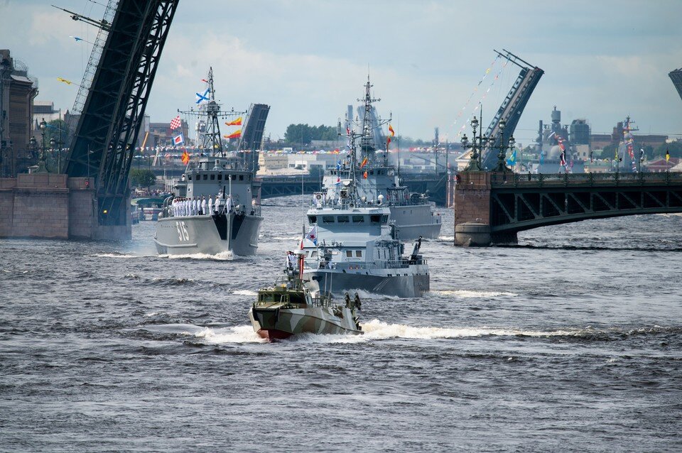     В Петербурге разведут четыре моста на День ВМФ Юлия ПЫХАЛОВА