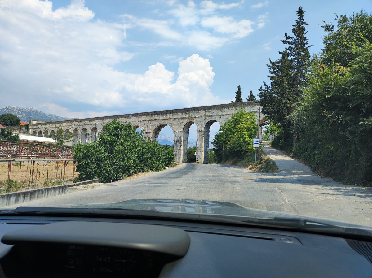 Фото автора: акведук в Хорватии из окна машины. Хотелось что-то дорожное