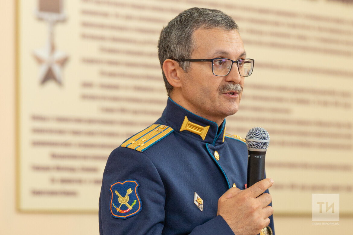 Вячеслав Ахмадуллин: «Более современной и яркой книги о нашем Казанском высшем танковом командном Краснознаменном училище в России просто не существует»
Фото: © Владимир Васильев / «Татар-информ»
