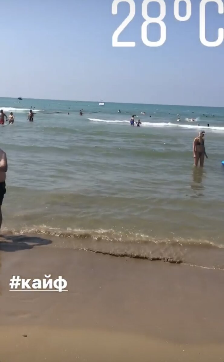 Море шикарное, пляж песочный, но есть рядом небольшая речка