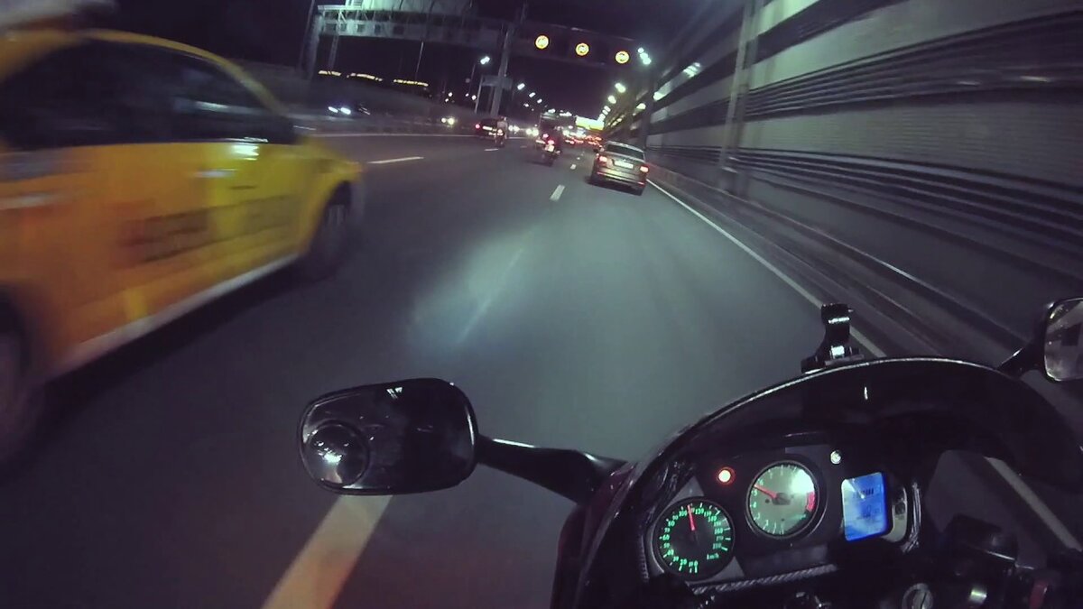 Ехать на полной скорости. За рулем мотоцикла. Мото скорость. Ночь мото от первого лица. Мото вид от первого лица.