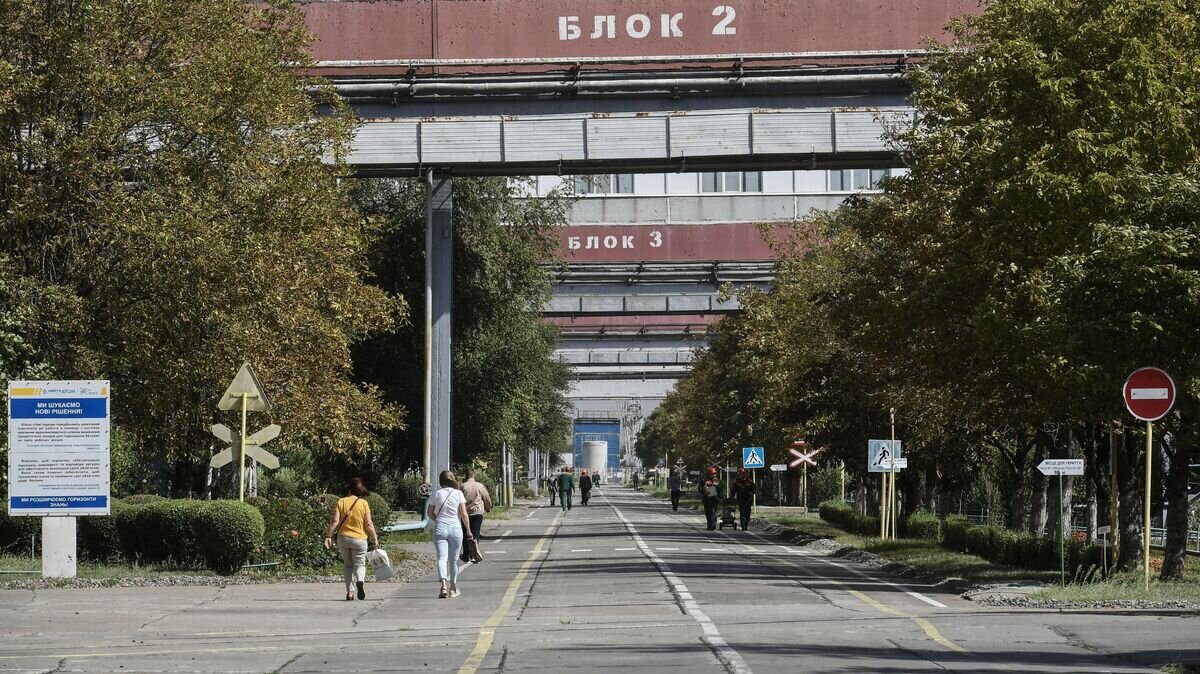    Рабочие на территории Запорожской АЭС в Энергодаре© РИА Новости / Константин Михальчевский