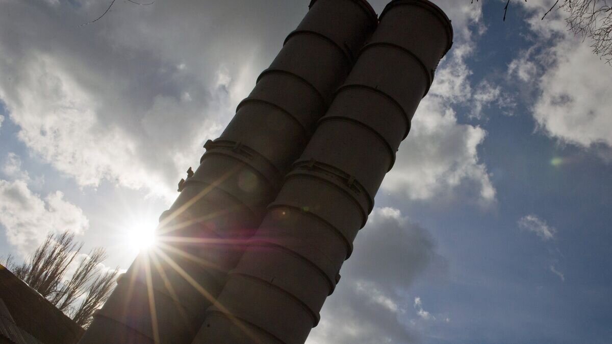    Зенитный ракетный комплекс С-400 "Триумф" на выставке образцов вооружения на территории воинской части зенитного ракетного полка Южного военного округа© РИА Новости / Сергей Мальгавко