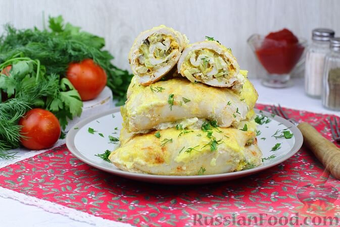 куриное филе, шампиньоны, сыр твёрдый, сметана, яйцо, морковь, лук репчатый, чеснок, паприка молотая, соль, перец чёрный молотый, масло растительное