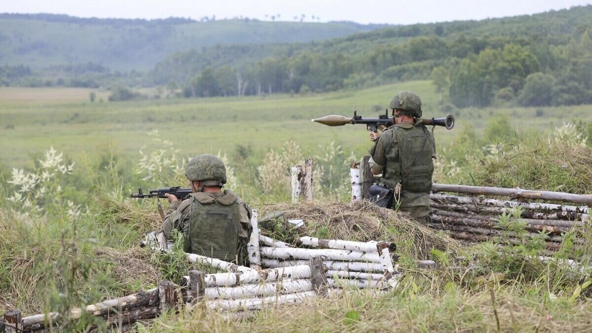     Оборонительные укрепления у границ Ростовской области строятся на случай потенциального возможного конфликта. Пока его ничто не предвещает. Но береженого, как говорится, Бог бережет, сообщил RostovGazeta политолог Александр Сухарь.