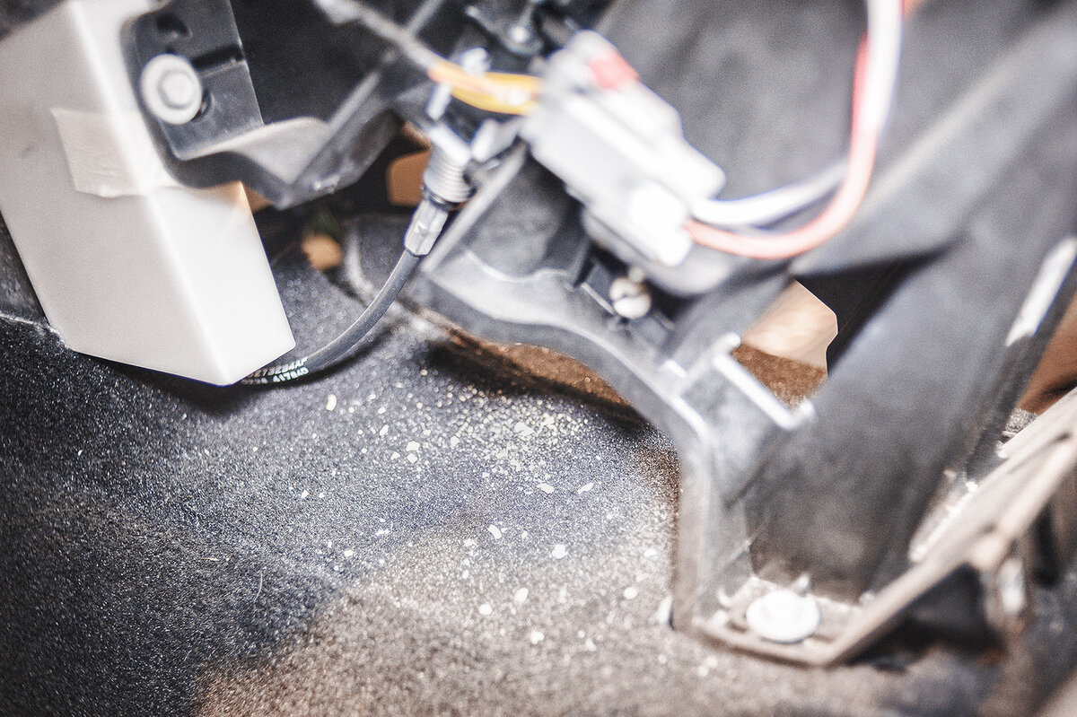 Следы рассыпавшейся втулки селектора вариатора