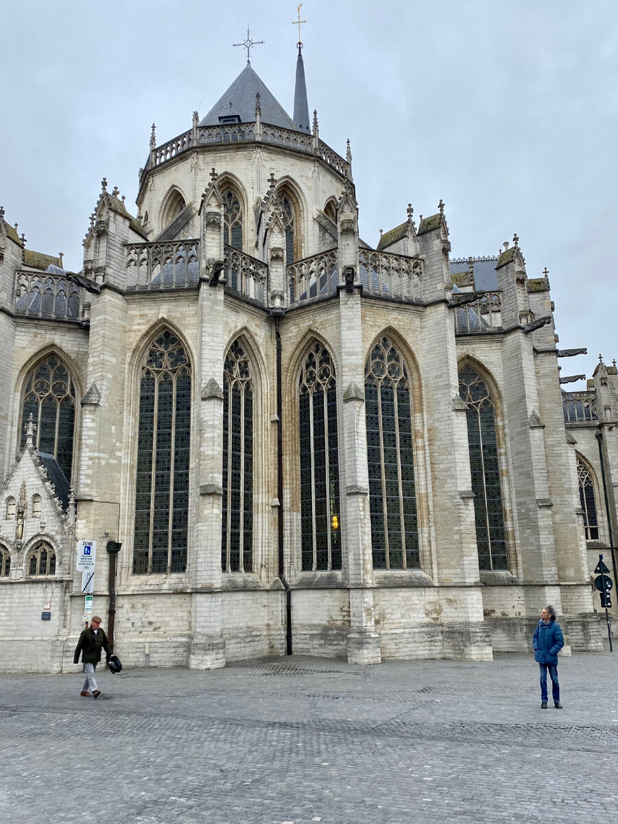 Собор расположен на центральной площади города