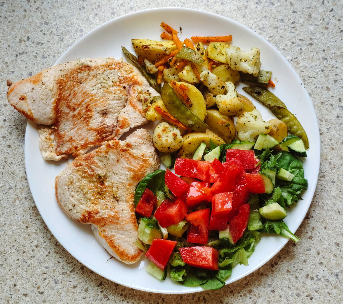 Индейка, салат, тушёная овощная смесь.