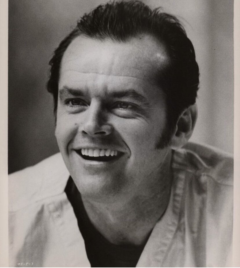 Джек Николсон (22 апреля 1937)-86 лет
Рекордное количество номинаций на «Оскар» (аж 12 раз) говорит о многом, но когда-то путь Николсона к успеху был тернист и долгок, пришлось пробираться через любопытные , но второсортные фильмы ужасов, только начавшие набирать обороты и кино про байкеров, все изменили «Беспечный ездок» (1969) и «Пять легких пьес» (1970), с тех пор имя Джека Николсона стало нарицательным.