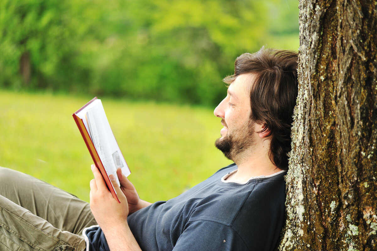 Полное чтение. Книга человек. Человек с книжкой. Мужик с книгой. Чтение мужчина.