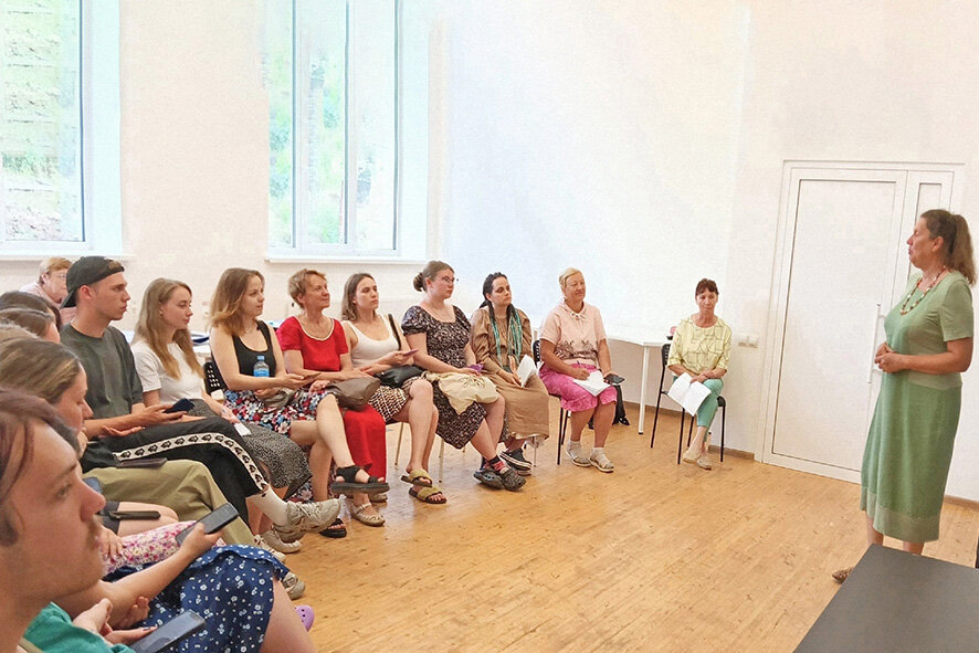 Вера Геоленовна Болдырева общается с московскими гостями