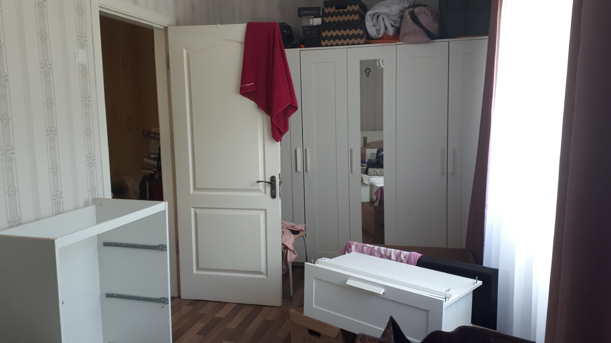 Разбираем мебель в квартире в Крыму.