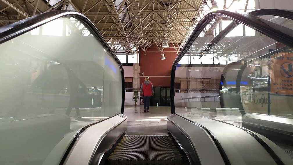     Днём 24 июля 10-летний житель Находки сломал ногу в крайне неприятных обстоятельствах. Конечность мальчика затянуло между ступеней эскалатора.