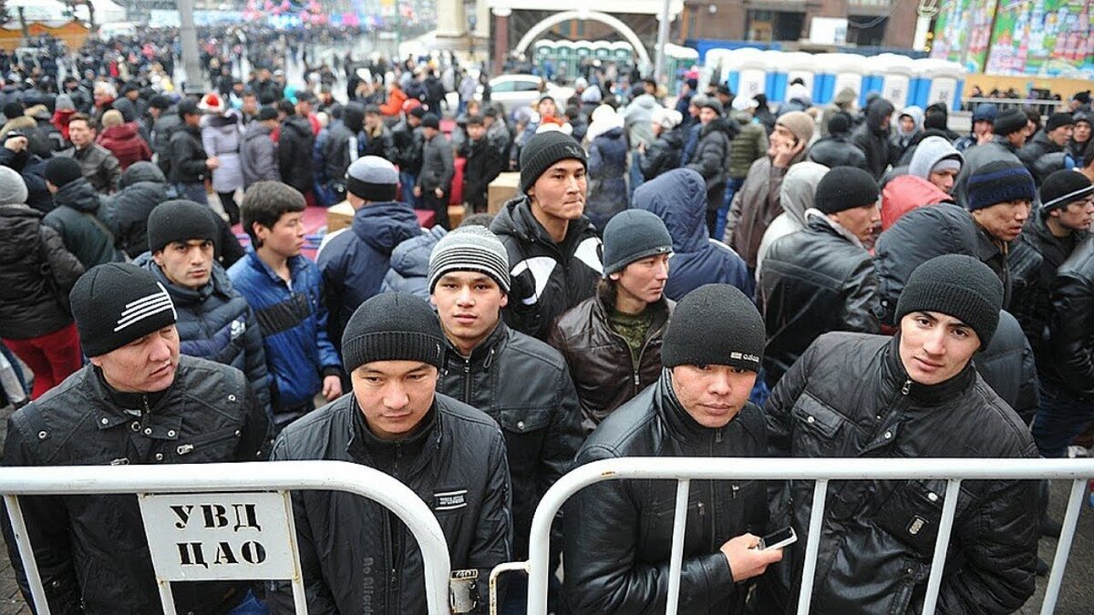 толпа таджиков в москве