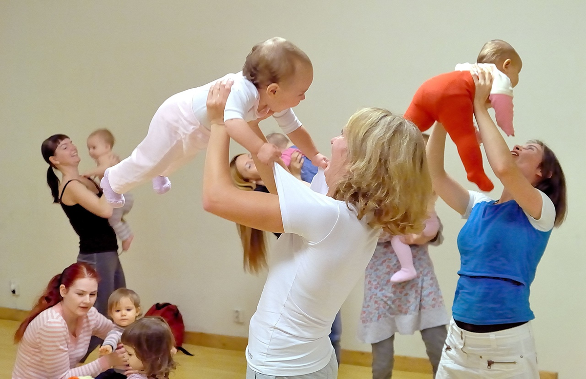 Танец для мам в школе. Мама и малыш занятия. Групповые занятия с детьми. Танцевальные занятия для детей. Танцы вместе с мамой.